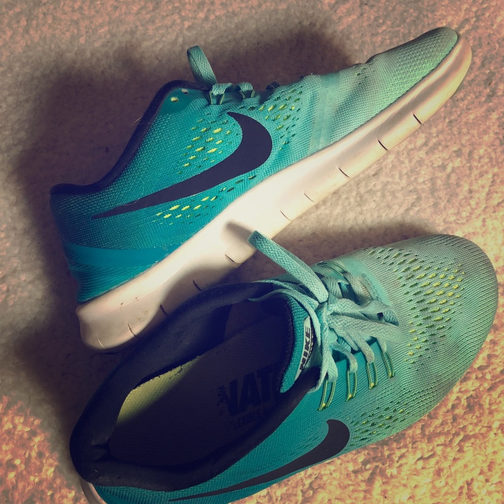 NIKE FREE RUNS